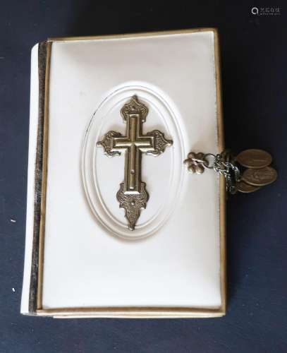 Small prayer book with gilt edges and bone binding