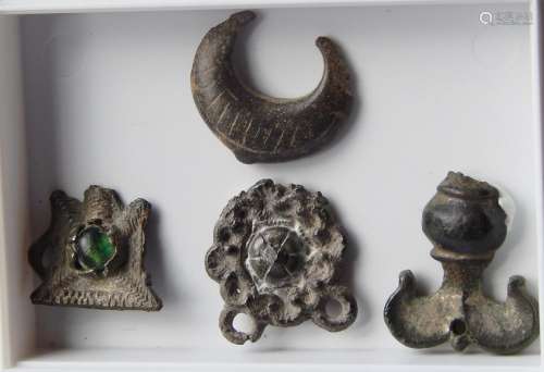 Convolute 5 Roman pendants