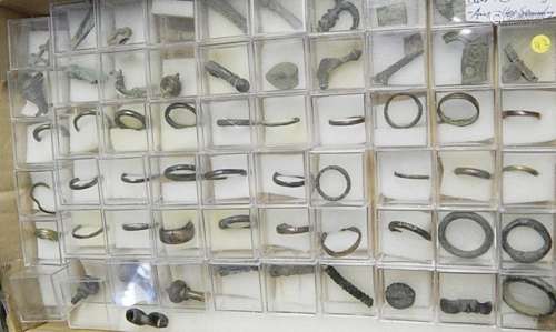 Convolute 60 Roman jewelry parts of brooches u.a.davon 30 ri...