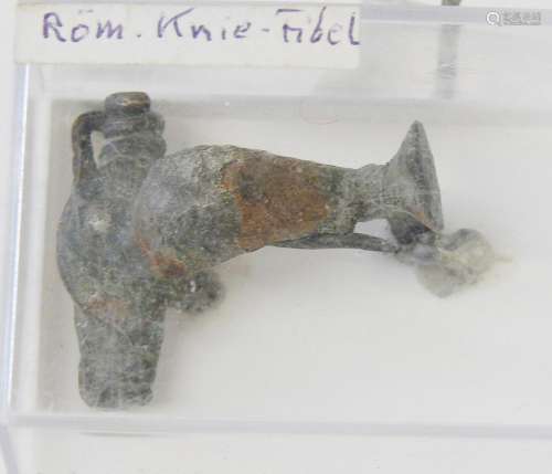 Roman knee brooch with earth encrustation
