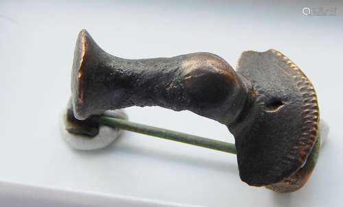 Roman knee brooch