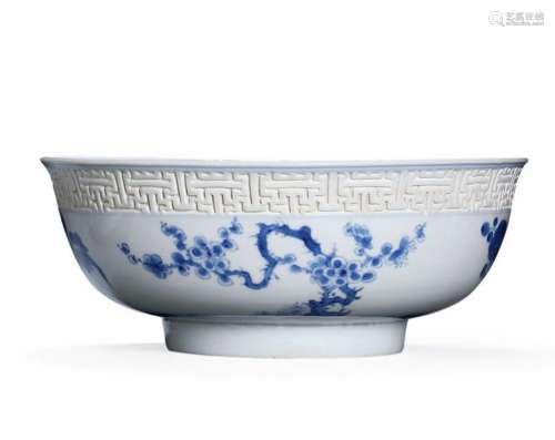 CHINESE PORCELAIN BLUE AND WHITE FLOWER BOWL