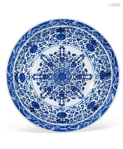 CHINESE PORCELAIN BLUE AND WHITE FLOWER PLATE