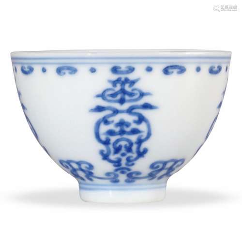 CHINESE PORCELAIN BLUE AND WHITE FLOWER WINE CUP