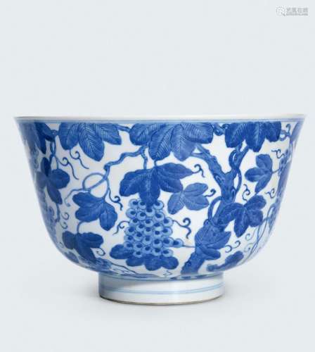 CHINESE PORCELAIN BLUE AND WHITE GRAPE BOWL