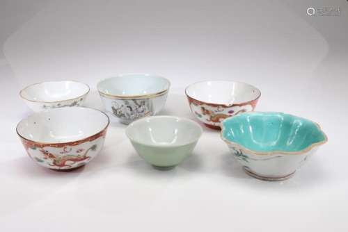 A MIXED LOT WITH SIX BOWLS