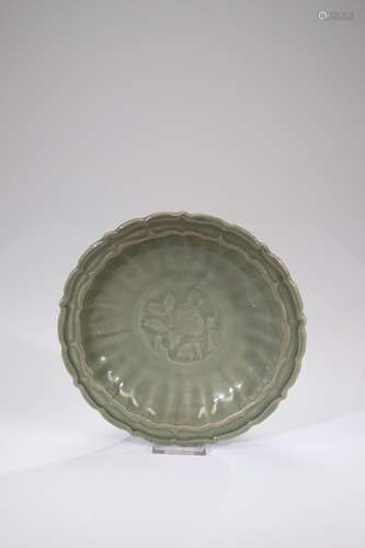 A CELADON GLAZED PLATE WITH FLOWER DECORATION