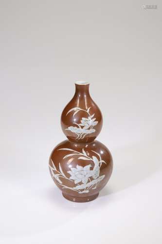 A BROWN-GLAZED SLIP-DECORATED GOURD VASE