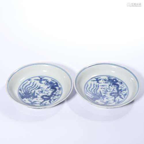 A PAIR OF BLUE AND WHITE 'DRAGON' DISHES.MARK OF JIAQING