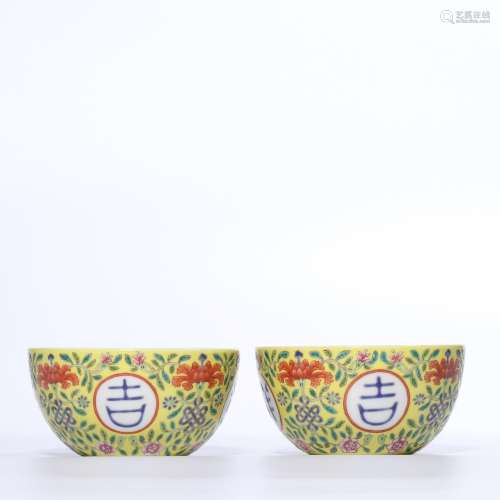 A PAIR OF YELLOW-GROUND FAMILLE-ROSE BOWLS.MARK OF QIANLONG