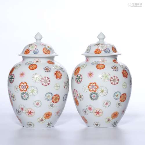 A PAIR OF FAMILLE-ROSE JAR AND COVERS.MARK OF QIANLONG