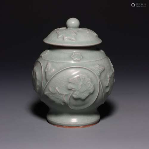 A LONGQUAN CELADON-GLAZED JAR AND COVER.SONG DYNASTY