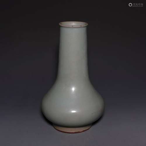 A LONGQUAN CELADON-GLAZED VASE.SONG DYNASTY