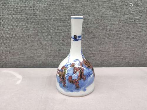 AN IRON-RED BLUE AND WHITE BELL-SHAPED VASE.MARK OF KANGXI