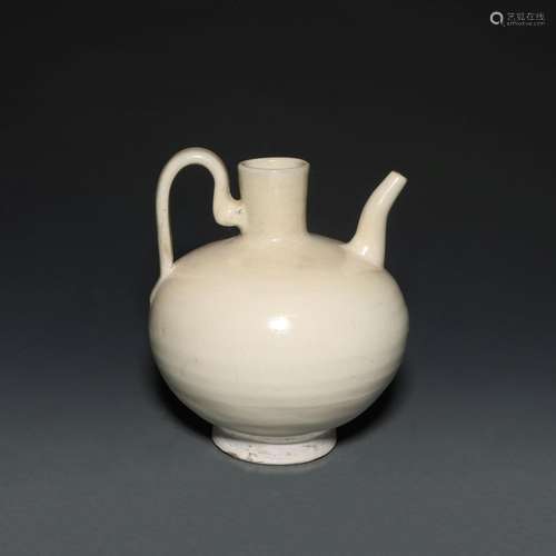 A WHITE -GLAZED WINEPOT.TANG DYNASTY