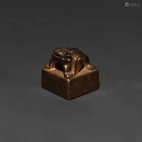 A GILT-BRONZE 'BEAST' SEAL.TANG DYNASTY