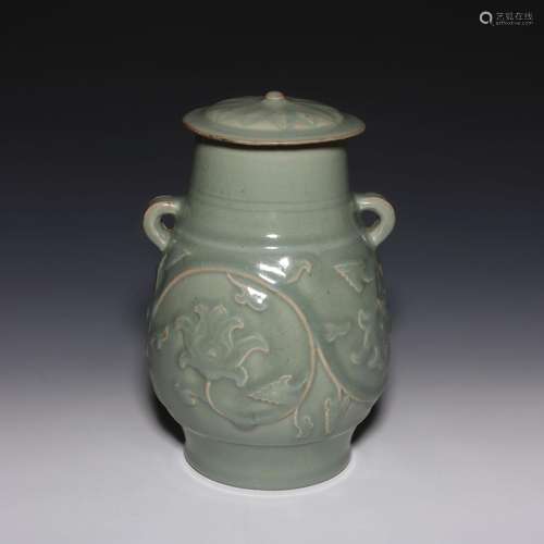 A LONGQUAN CELADON-GLAZED JAR AND COVER.YUAN DYNASTY