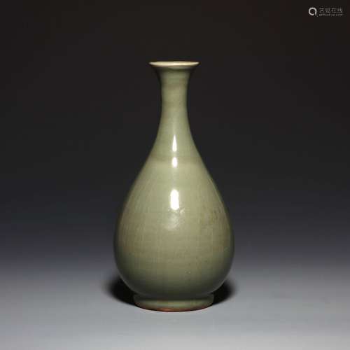 A LONGQUAN CELADON-GLAZED VASE.YUAN DYNASTY