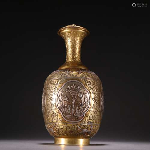 銅鎏金鴛鴦戲水圖蓋瓶。