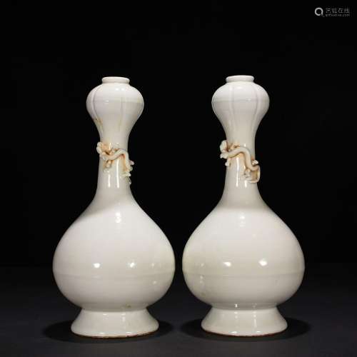 Pair of sweet white glaze carved garlic bottle with flower a...