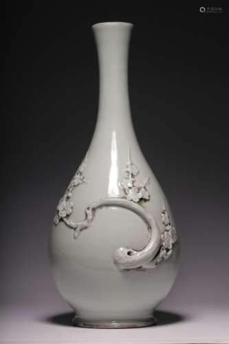White glaze piled plastic plum pattern long-necked vase