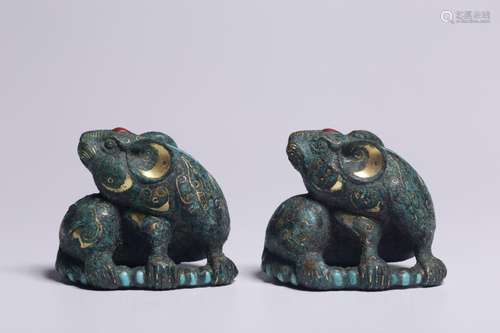 A pair of wrong gold auspicious animal paperweights