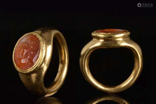 ROMAN GOLD RING WITH CARNELIAN INTAGLIO DEPICTING EMPEROR