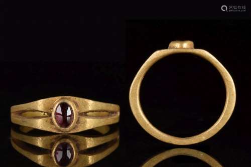 ROMAN GOLD OPEN-WORK RING WITH GARNET STONE
