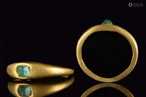 SUPERB ROMAN GOLD RING WITH EMERALD