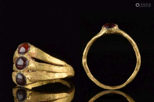 ROMAN GOLD RING WITH TRIPLE GARNET BEZEL