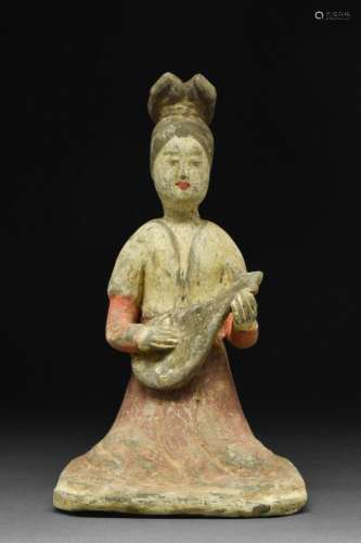 CHINESE TANG DYNASTY TERRACOTTA SEATED FEMALE MUSICIAN