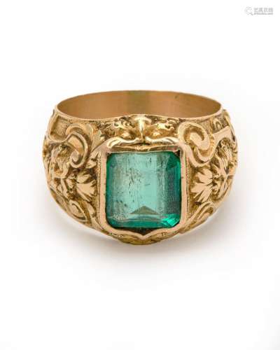 An emerald and gold ring