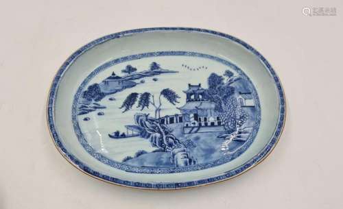 Plat creux ovale en porcelaine de Chine XVIIIème à décor de ...