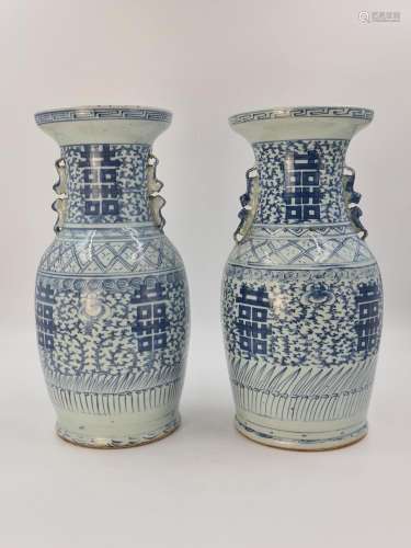 Lot de deux vases en porcelaine de Chine à, décor blanc/bleu...