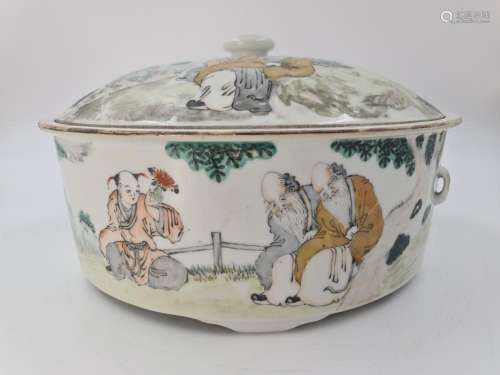 Bouillon couvert en porcelaine de Chine à décor de sages., V...