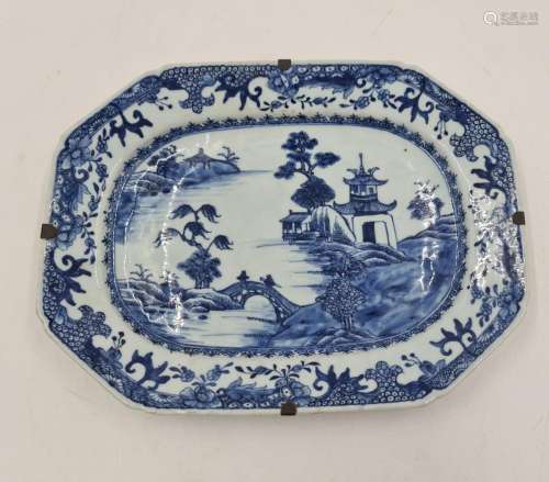 Plat en porcelaine de Chine XVIIIème à décor, blanc/bleu de ...