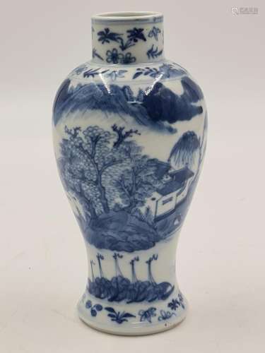 Vase en porcelaine de Chine blanc/bleu à decor d'un pays...