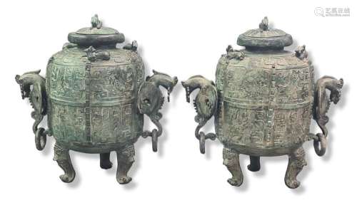 Importante paire d'urnes en bronze à patine verte., Trav...