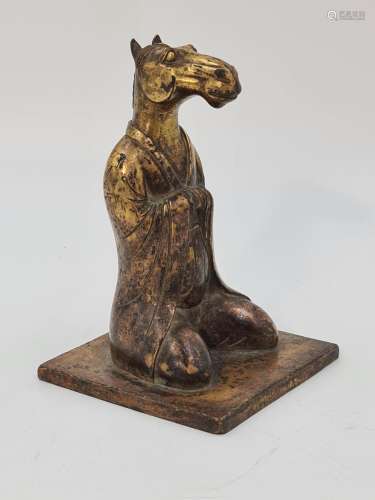 Statuette en bronze doré représentant un cheval faisant part...