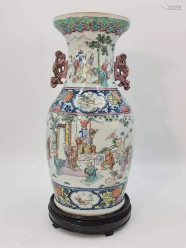 Chine XIXème siècle., Vase de forme balustre finement décoré...