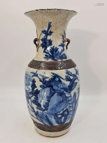 Chine XIXème siècle., Vase en porcelaine de Nankin à décor e...