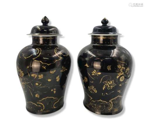 Une paire de potiches en porcelaine de Chine XIXème siècle.,...