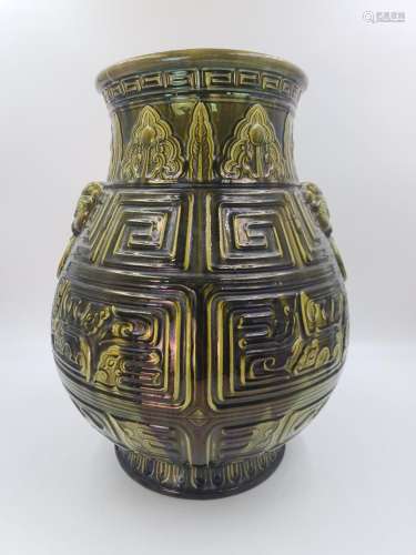 ($) Imposant vase de style céladon chinois en faïence de Lon...
