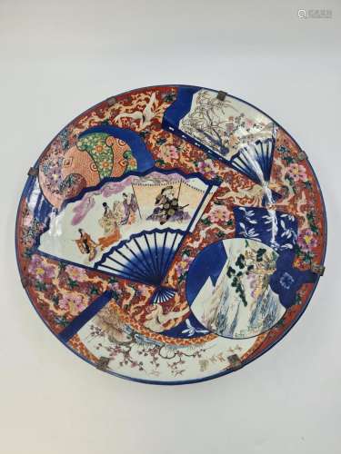 Imposant plat en porcelaine Imari., Japon XIXème., Décor d’é...