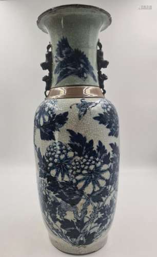 Vase en porcelaine de Nankin à décor de fleurs et de papillo...