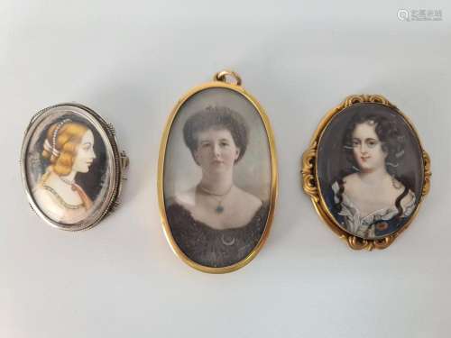 Lot de trois miniatures représentant des dames de qualité., ...