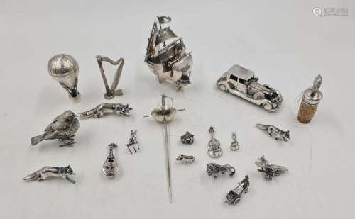 Collection d’objets de vitrine miniatures, (animaux, bateaux...