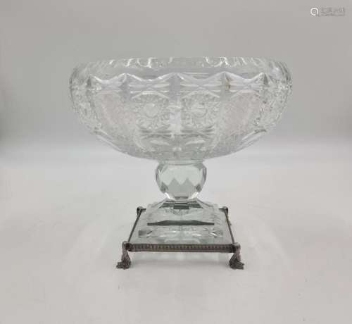 Coupe en cristal finement taillé fin XIXème., Base en bronze...