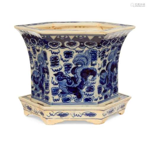 A Chinese blue and white porcelain jardiniere