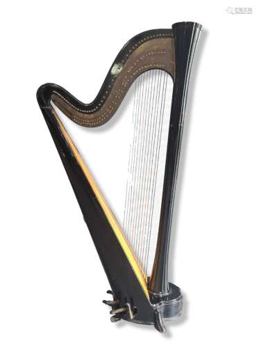Harpe en bois laqué noir de marque SALVI . Quelques griffes....